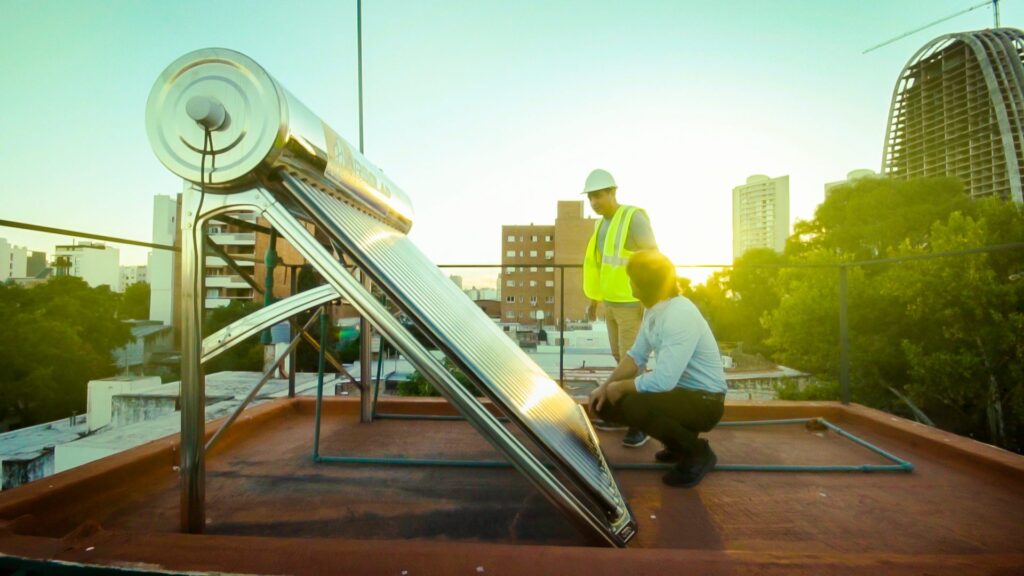 Equipo de ARSOLAR revisando un termotanque solar instalado en una terraza de Córdoba